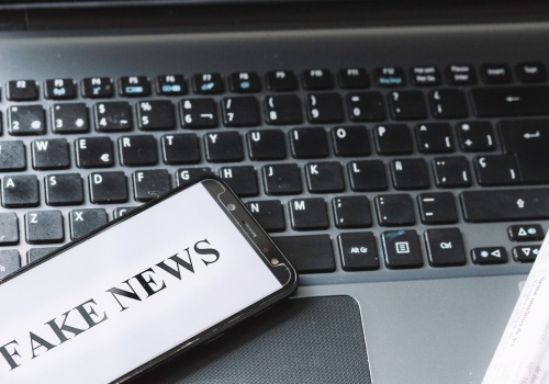 Psycholog: skuteczny przekaz dezinformacyjny opiera się na emocjach