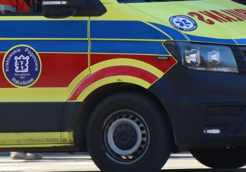 Kraków, ul. Conrada. Auto po zderzeniu wjechało na chodnik i potrąciło pieszą