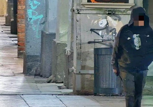 Uzbrojony mężczyzna na Starym Mieście w Olsztynie. Służby przeprowadziły pilną akcję