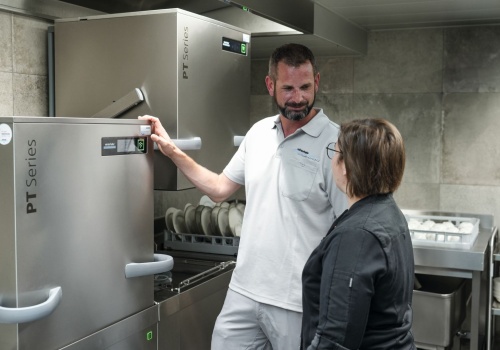 Kontrola sanitarna w gastronomii. Najczęstsze błędy początkujących restauratorów