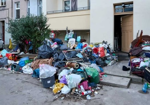 Nowe przepisy już działają. Gniazdo śmieci, szczurów i robaków we wrocławskiej kamienicy zlikwidowane!