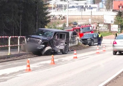 Zderzenie w Marcinkowicach. Samochody i ciągnik rozbite przy kościele, jedna osoba trafiła do szpitala
