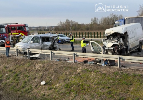Śmiertelny wypadek na trasie S17. Zderzyły się dwa busy. Droga zablokowana