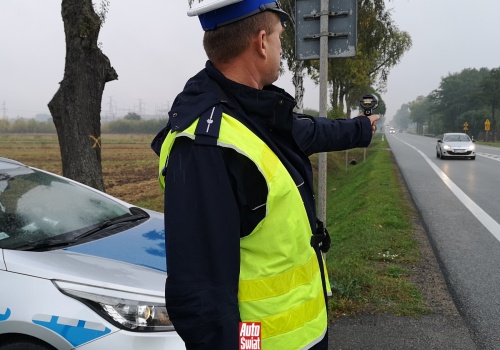 Jak rozmawiać z policjantem podczas kontroli? Możesz dostać pouczenie albo srogi mandat