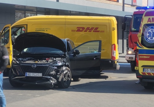 Pomylił gaz z hamulcem. 71-latek uszkodził sześć zaparkowanych samochodów