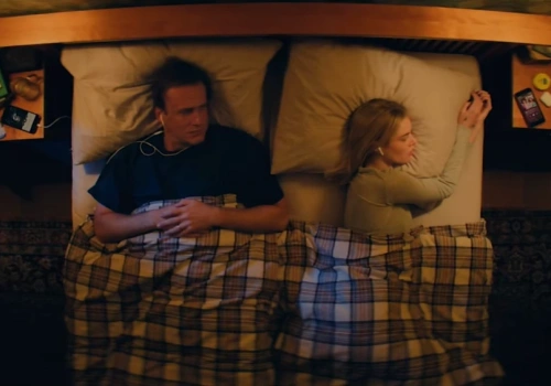 Nowy zwiastun Over Your Dead Body. Szalone małżeństwo na krwawym weekendzie