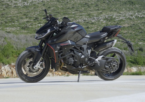 QJ Motor SRK 921: Surowy charakter z włoskim rodowodem