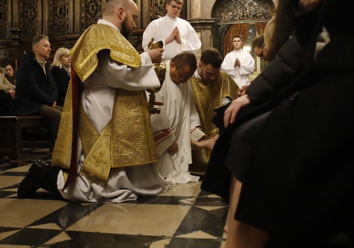 Kard. Grzegorz Ryś na Wawelu w Wielki Czwartek: „Umywanie nóg to fundament wiary” (Galeria)