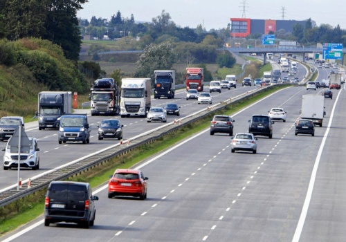 Wyprzedzanie prawym pasem. Zasady są jasne, ale konsekwencje zaskakują