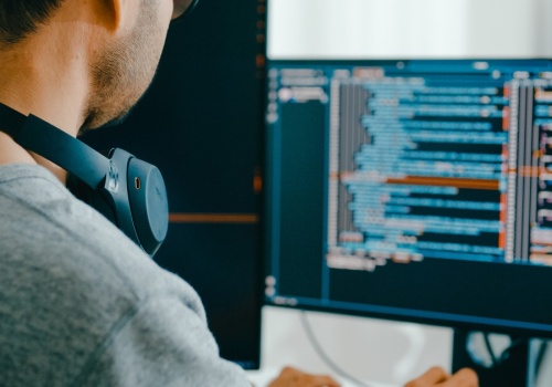 Zarobki w IT pozostają wysokie. Tyle dzisiaj zarabiają specjaliści