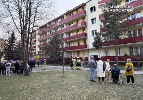 Zwarcie i pożar w budynku we Włochach. Mieszkaniec ruszył z gaśnicą do akcji
