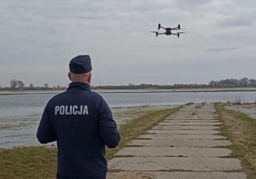 Dron nad Orlenem w Płocku. Bezzałogowiec postawił na równe nogi wszystkie służby