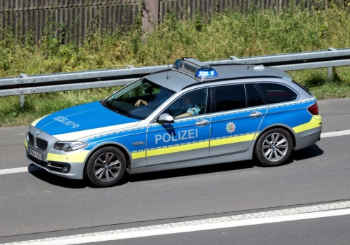 Radiowóz jedzie zygzakiem na autostradzie. Wiesz, co to naprawdę oznacza?