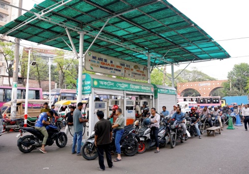 Wojna i braki paliwa wywołują panikę w Azji. Napady, zabójstwa i protesty