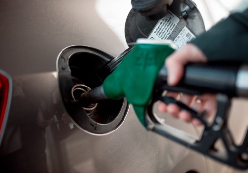 Z tą kartą płacisz mniej za tankowanie. Pokazujesz i masz nawet 15 groszy taniej na litrze