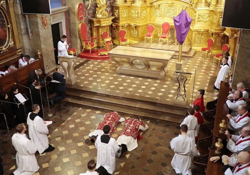 Dzień żałoby i postu. W centrum liturgii krzyż