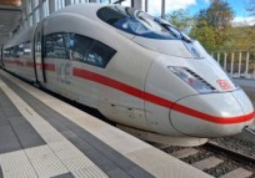 Odpalił petardy w pociągu, 12 osób rannych. Zamknęli go w toalecie