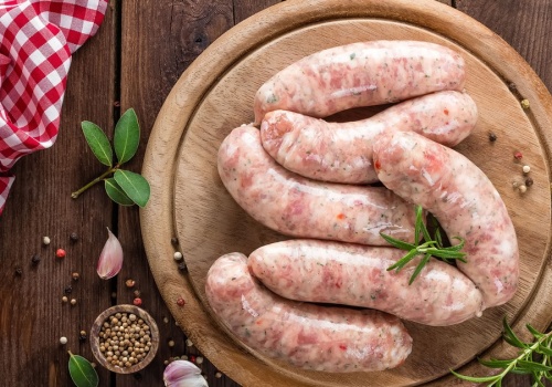 Jak parzyć białą kiełbasę na Wielkanoc? Popularny błąd, sprawia, że mięso jest twarde i gumowate