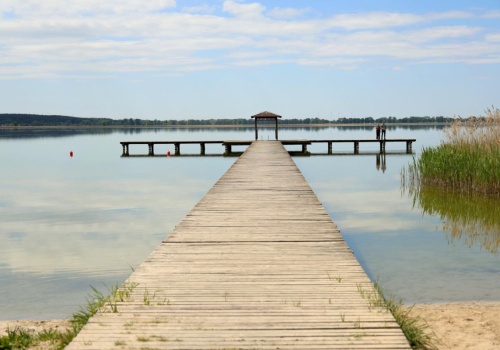 Największe takie w Polsce. Wyjątkowe jezioro niedaleko Szczecina. Atrakcje przyciągają tłumy