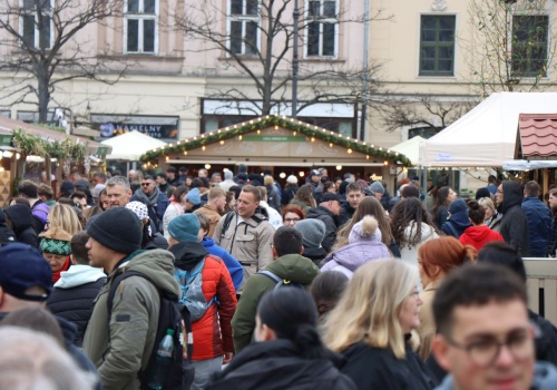 Rynek Główny w Krakowie w świątecznej odsłonie. Jarmark Wielkanocny przyciąga odwiedzających