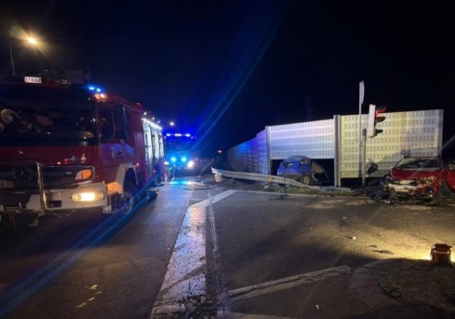 Wypadek na obwodnicy Dobrodzienia. 19-latek przejechał na czerwonym, cztery osoby w szpitalu