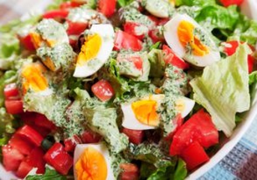 Podczas świąt nie może jej zabraknąć. Pyszna sałatka z jajkiem i kalafiorem