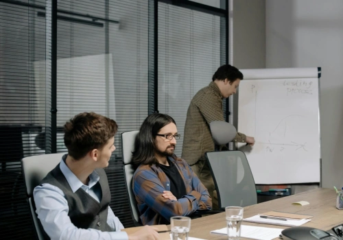 Większość pracowników nie czuje bezpieczeństwa psychologicznego w zespołach. To zagrożenie dla innowacyjności firm