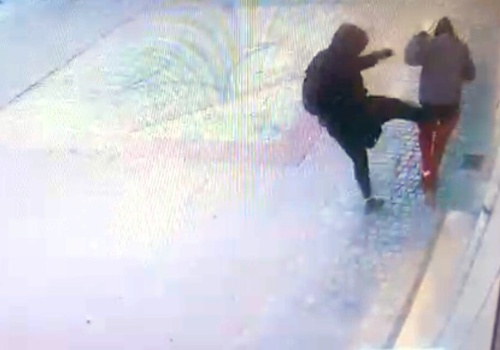 Brutalnie zaatakował spacerującą kobietę w sercu stolicy – zareagował śródmiejski policjant idący na służbę