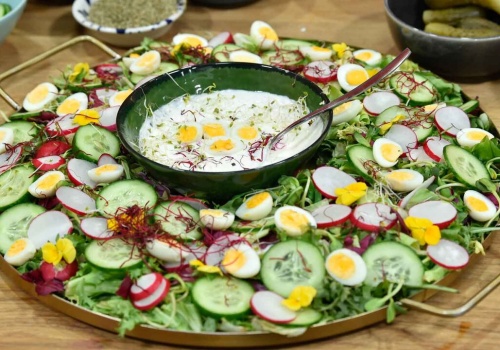 Wielkanocny wieniec na stole. Ta sałatka zachwyca wyglądem i smakiem