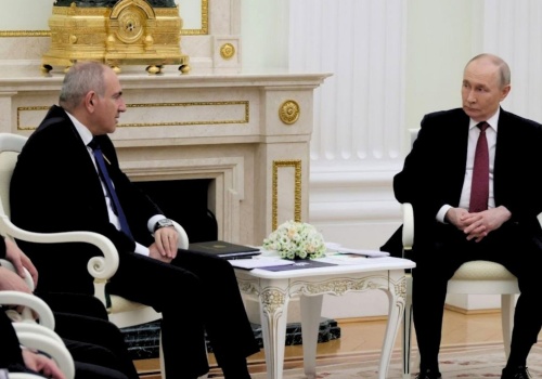 Prima aprilis na Kremlu. Paszynian opowiedział Putinowi o demokracji