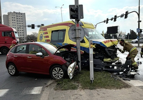 Ambulansem na czerwonym. Skończyło się na kolizji i mandacie