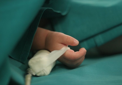 Niemowlak z licznymi obrażeniami przywieziony do szpitala. Policja zatrzymała dwie osoby