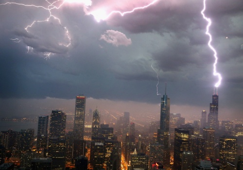 Silne burze w metropolii Chicago. Ponad 9 tysięcy ludzi pozbawionych prądu