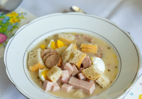 Tak przygotujesz żurek, a tak biały barszcz. To podstawa świątecznej zupy