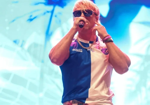 Wokalista chwali się cenami paliw na swojej stacji. 