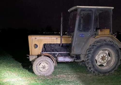 Pijany traktorzysta próbował rozjechać policjanta. Dramatyczna interwencja na polu w gminie Olszanka