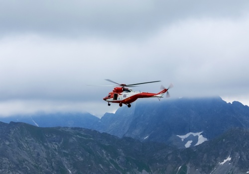 Ewakuacja turystów ze schroniska w Tatrach. Akcja śmigłowca TOPR