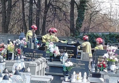 Kobieta wpadła do grobu. Uratowali ją strażacy