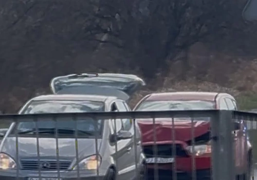 Zderzenie dwóch aut w Alei Jana Pawła. Klasyczne najechanie na tył.