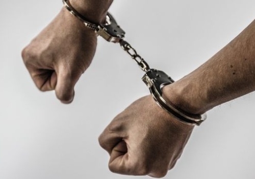 22-latek poszukiwany, z narkotykami i na zakazach Wpadł za prędkość, trafił za kratki.