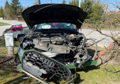W Srebrzyszczu Volkswagen zderzył się z Audi. Auta staranowały też pobliskie ogrodzenia