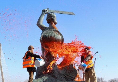 Jest wyrok w sprawie oblania farbą Syrenki. Ostatnie Pokolenie ukarane