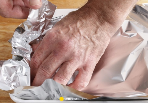 Tych produktów nie wolno owijać folią aluminiową. Powód jest ważny