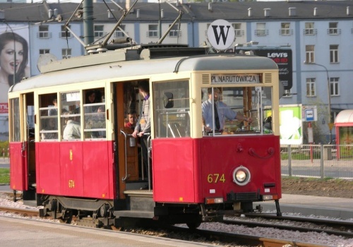 Zabytkowe tramwaje na ulicach. Świąteczna linia W
