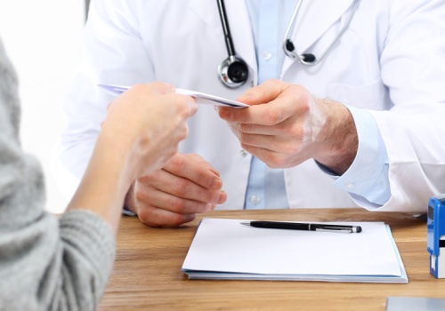 Bez rejonizacji, bez skierowania, za darmo. Lekarz wystawi receptę i da zwolnienie