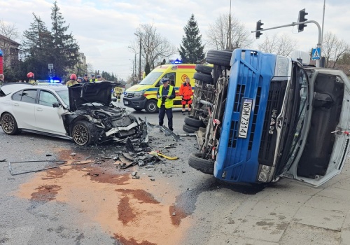 Poważny wypadek w Markach. Rozpędzone BMW staranowało miejski autobus. Są ranni