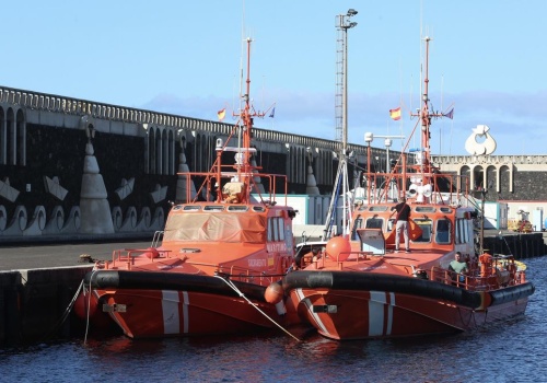 Łódź typu cayuco eskortowana do portu na wyspie El Hierro