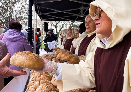 Chleb, śledź i grosz, czyli legnicka średniowieczna tradycja w Rynku (FOTO)
