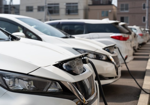 Ludzie lawinowo ruszyli po samochody elektryczne. To efekt wojny w Iranie