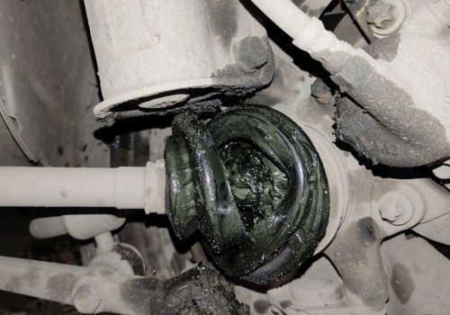 Klikanie przy skręcie? Kierowcy to bagatelizują, problem potrafi unieruchomić auto